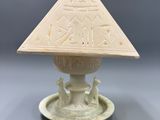 une image représentant un petit objet blanc surmonté d'une pyramide