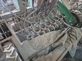 un homme qui travaille sur une machine dans une usine