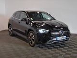 une photo d'un SUV Mercedes noir garé dans un showroom