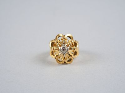 une image d'une bague en or avec un diamant au centre