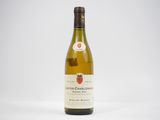 une image représentant une bouteille de vin blanc sur fond blanc