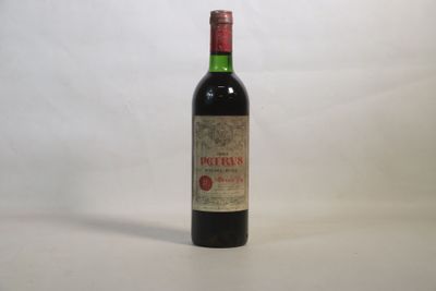 une bouteille de vin posée sur une table