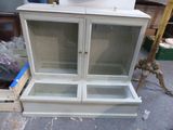 une armoire blanche surmontée de deux portes vitrées
