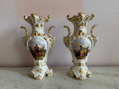 deux vases posés sur une table, sur lesquels est représenté un tableau