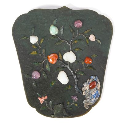 une photo d'une plaque décorative en pierre ornée de fleurs et d'oiseaux