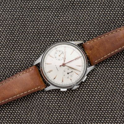 Gros plan sur une montre avec un bracelet en cuir marron