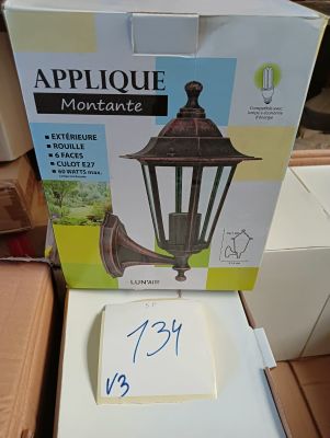 une boîte sur laquelle est représentée une lampe