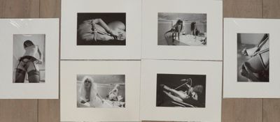 plusieurs photographies en noir et blanc représentant des personnes sur un plancher en bois