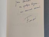 un livre ouvert sur lequel figure une note manuscrite