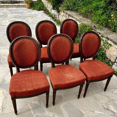 SUITE DE SIX CHAISES En bois à dossier médaillon