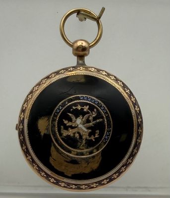 une montre de poche noire et dorée ornée d'un lion