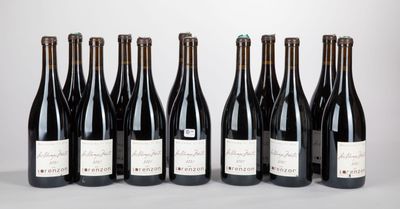 six bouteilles de vin alignées sur une table