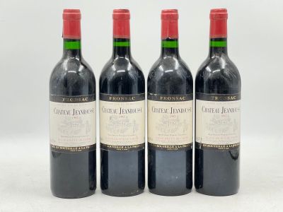 trois bouteilles de vin rouge posées l'une à côté de l'autre sur une surface blanche
