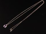 un collier en amethorate avec une chaîne sur fond noir