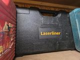 un boîtier noir sur lequel est posée une imprimante laser