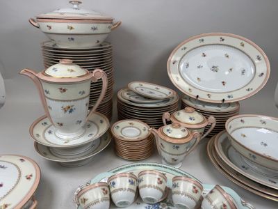 de nombreuses assiettes, tasses et soucoupes posées sur une table