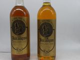 deux bouteilles d'alcool posées l'une à côté de l'autre sur une surface blanche