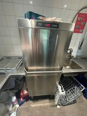 un lave-vaisselle en acier inoxydable dans un coin de la cuisine