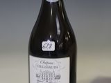 une bouteille de vin posée sur une table