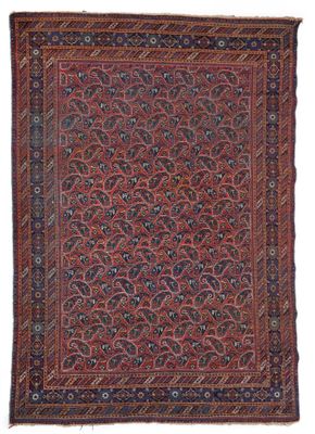 un tapis rouge avec un motif floral sur fond blanc