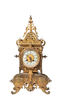 une horloge dorée sur fond blanc, avec un fond blanc