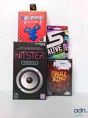une boîte de jeux et une enceinte posées sur une table
