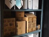 beaucoup de boîtes et de cartons sur les étagères de la pièce
