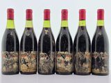 six bouteilles de vin sont alignées dans une rangée