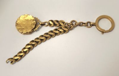 un gros plan d'un porte-clés sur lequel est accrochée une pièce de monnaie