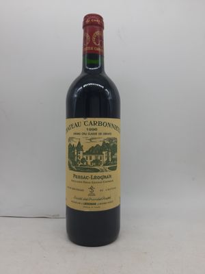 une bouteille de vin posée sur une table