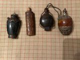 trois bouteilles et un briquet posés sur une table