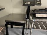 une image représentant une table sur laquelle se trouve une balance