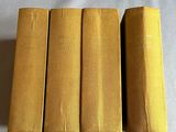 trois livres sont empilés sur une table