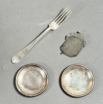 une fourchette, une cuillère et une assiette sur une table