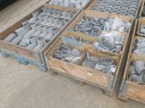 plusieurs cartons contenant des tuyaux et des raccords de différentes tailles et formes
