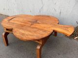 une table en bois sur laquelle est posé un poisson