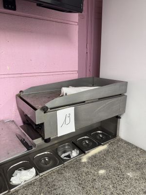 une cuisinière dans laquelle se trouvent tout un tas de casseroles