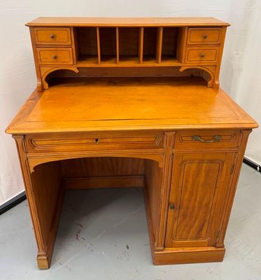 un bureau en bois avec des tiroirs et des tiroirs sur le dessus