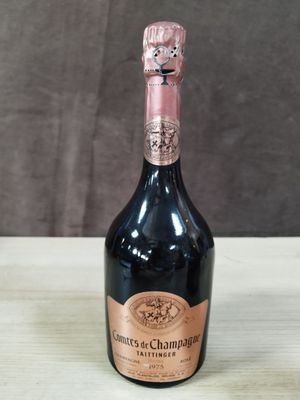 gros plan d'une bouteille de champagne sur une table