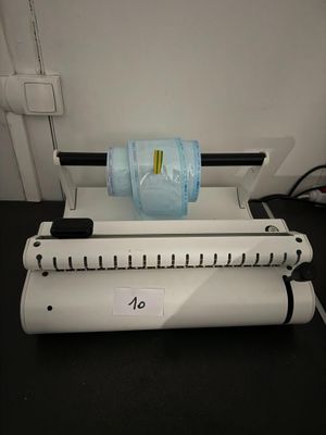 une bouteille d'eau posée sur une machine