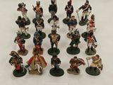 un ensemble de figurines représentant des soldats, de différentes couleurs et tailles
