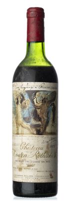 une bouteille de vin posée sur une table
