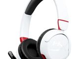 un gros plan sur un casque audio posé sur une surface blanche