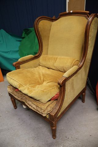 Bergère à oreilles de style Louis XVI garni de velours jaune