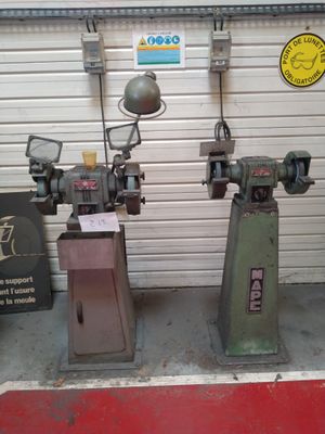 deux machines exposées dans un garage