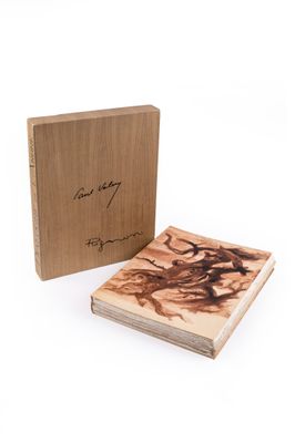 une image représentant un livre en bois sur lequel figure le portrait d'une femme