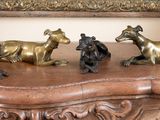 trois animaux en bronze posés sur une table en bois