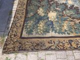 un tapis posé par terre sur le trottoir