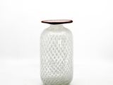 un vase en verre avec un couvercle en bois sur fond blanc