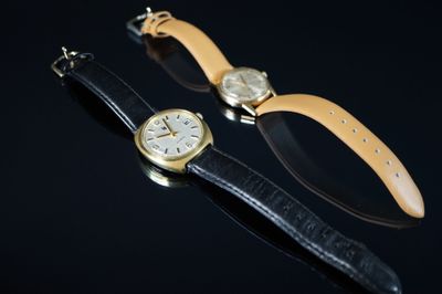deux montres posées sur une surface noire